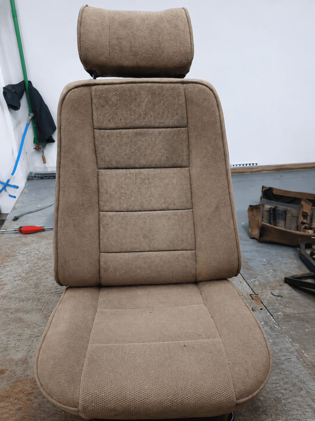 Intérieur automobile avant restauration