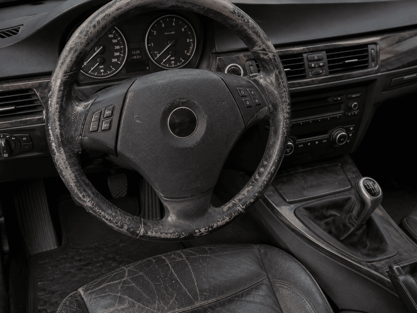 Intérieur automobile avant restauration